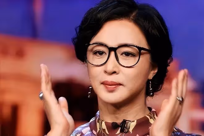 金星拒不道歉,發文回應女星穿深V捂胸:實力派不靠服飾博眼球!