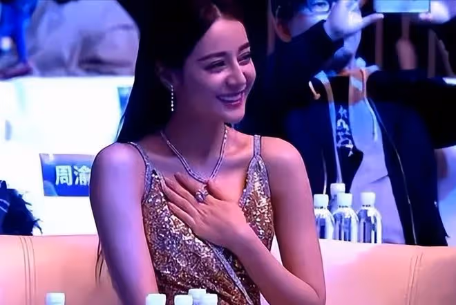 金星拒不道歉,發文回應女星穿深V捂胸:實力派不靠服飾博眼球!