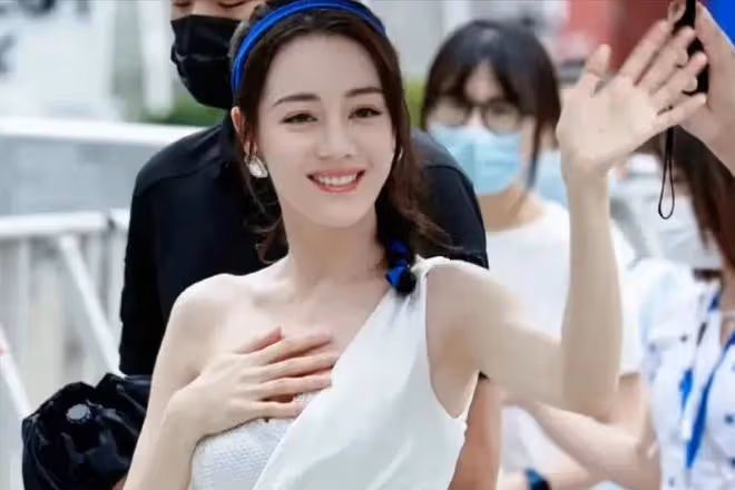 金星拒不道歉,發文回應女星穿深V捂胸:實力派不靠服飾博眼球!