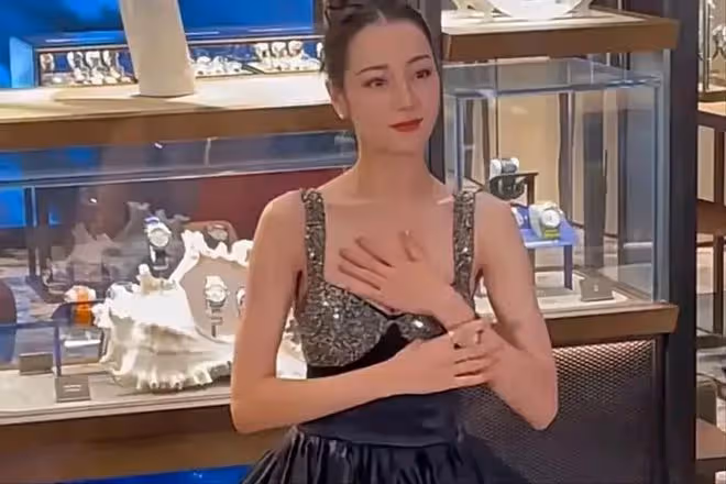 金星拒不道歉,發文回應女星穿深V捂胸:實力派不靠服飾博眼球!