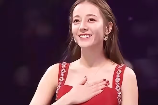 金星拒不道歉,發文回應女星穿深V捂胸:實力派不靠服飾博眼球!