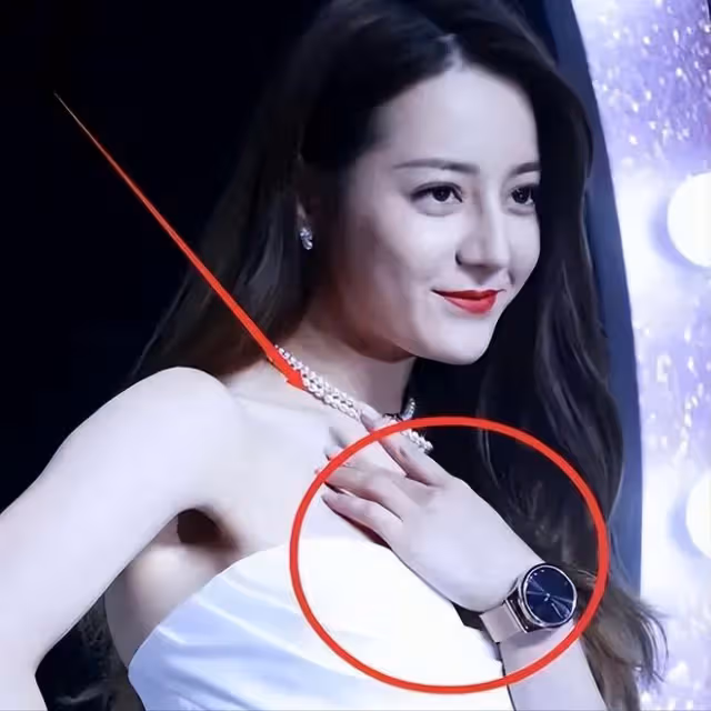 金星拒不道歉,發文回應女星穿深V捂胸:實力派不靠服飾博眼球!