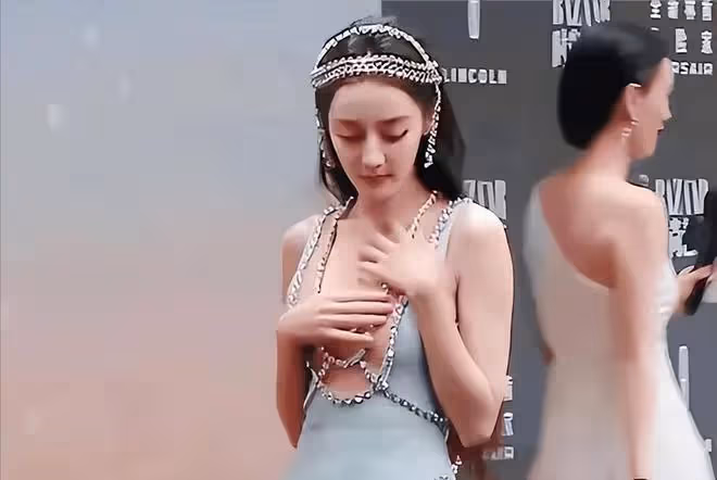 金星拒不道歉,發文回應女星穿深V捂胸:實力派不靠服飾博眼球!