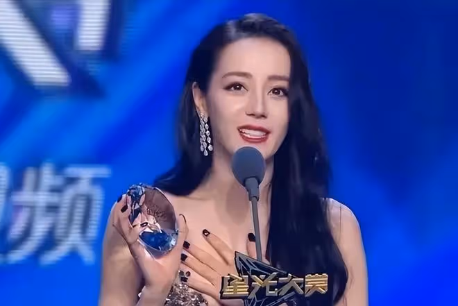 金星拒不道歉,發文回應女星穿深V捂胸:實力派不靠服飾博眼球!
