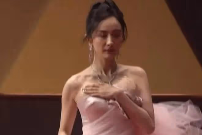 金星拒不道歉,發文回應女星穿深V捂胸:實力派不靠服飾博眼球!