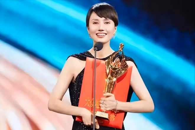 金星拒不道歉,發文回應女星穿深V捂胸:實力派不靠服飾博眼球!