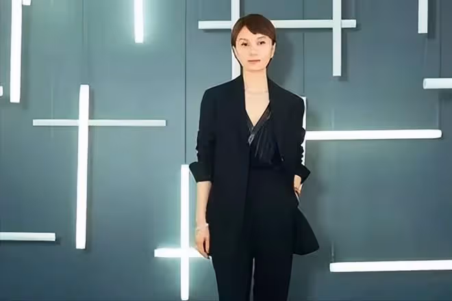 金星拒不道歉,發文回應女星穿深V捂胸:實力派不靠服飾博眼球!