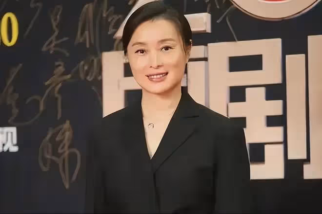 金星拒不道歉,發文回應女星穿深V捂胸:實力派不靠服飾博眼球!