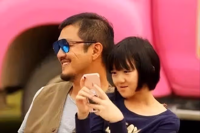 李亞鵬小女夏夏病情疑加重,走起來雙腿不對勁,與姥爺互動慢半拍