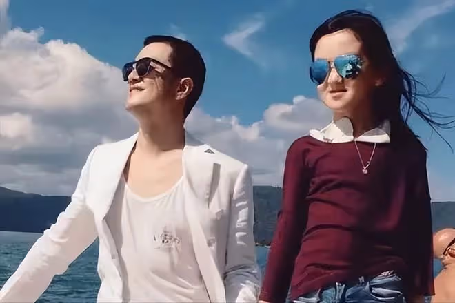 李亞鵬小女夏夏病情疑加重,走起來雙腿不對勁,與姥爺互動慢半拍