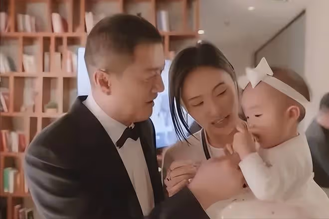 李亞鵬小女夏夏病情疑加重,走起來雙腿不對勁,與姥爺互動慢半拍