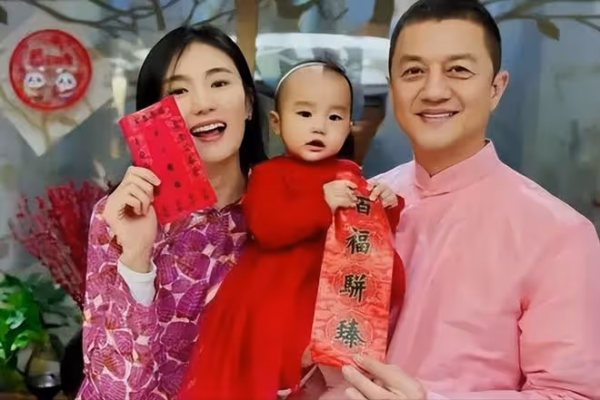 李亞鵬小女夏夏病情疑加重,走起來雙腿不對勁,與姥爺互動慢半拍