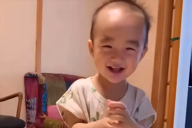 李亞鵬小女夏夏病情疑加重,走起來雙腿不對勁,與姥爺互動慢半拍