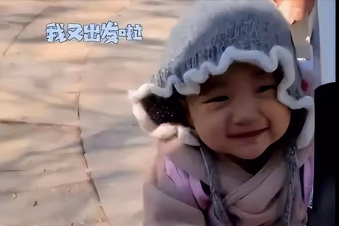 李亞鵬小女夏夏病情疑加重,走起來雙腿不對勁,與姥爺互動慢半拍