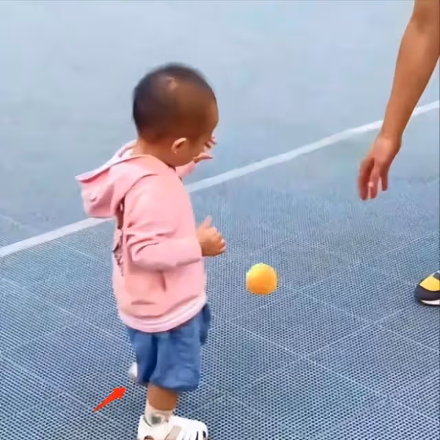 李亞鵬小女夏夏病情疑加重,走起來雙腿不對勁,與姥爺互動慢半拍