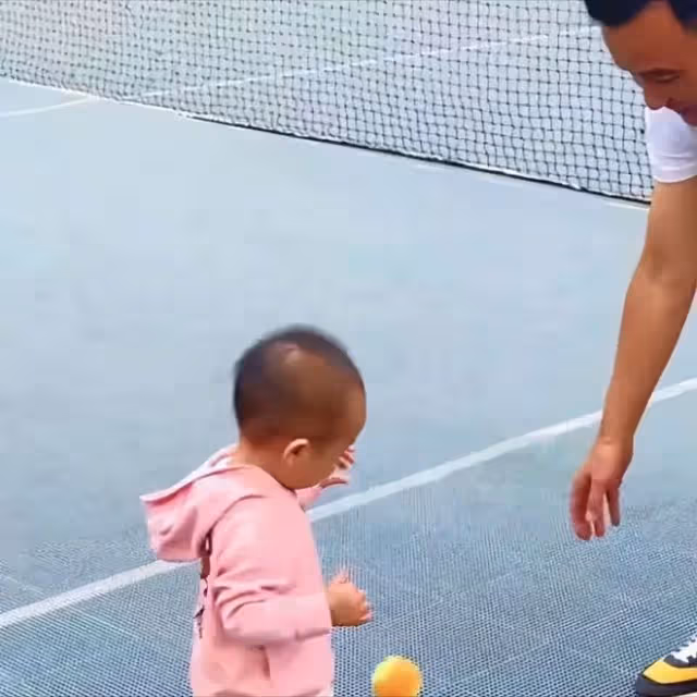 李亞鵬小女夏夏病情疑加重,走起來雙腿不對勁,與姥爺互動慢半拍