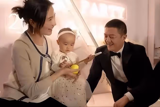 李亞鵬小女夏夏病情疑加重,走起來雙腿不對勁,與姥爺互動慢半拍