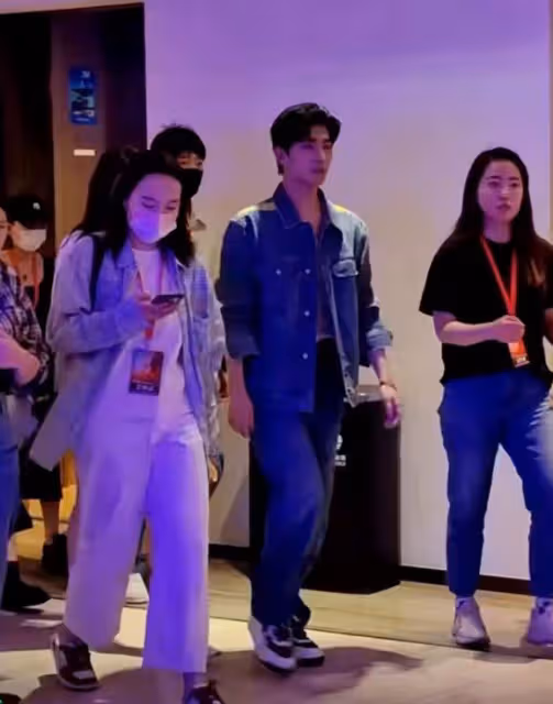 楊洋王楚然同框宣傳新劇,男方食指戴戒指,疑暗示自己單身