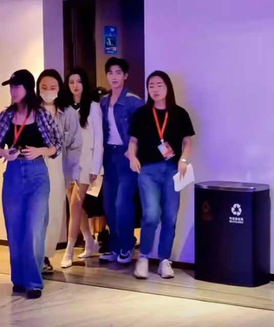 楊洋王楚然同框宣傳新劇,男方食指戴戒指,疑暗示自己單身