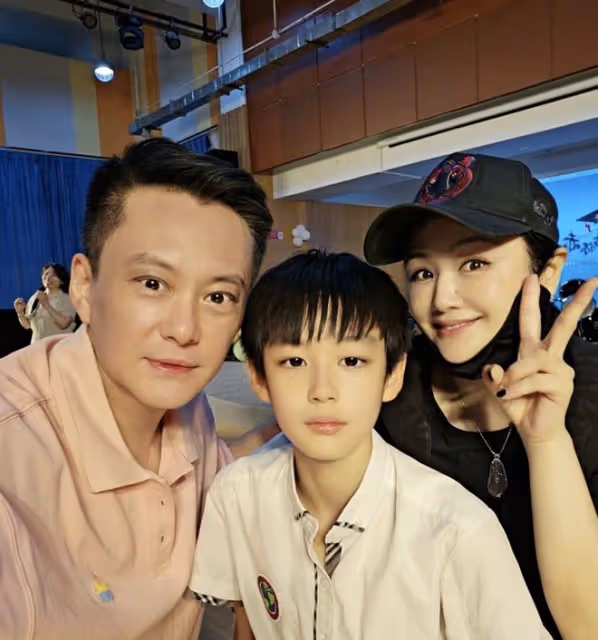 曹穎夫婦參加兒子小學畢業典禮,小王子顏值超高,一年學費近19萬