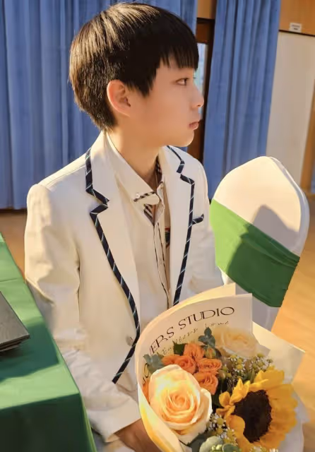 曹穎夫婦參加兒子小學畢業典禮,小王子顏值超高,一年學費近19萬