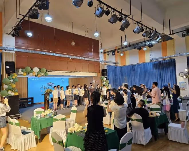 曹穎夫婦參加兒子小學畢業典禮,小王子顏值超高,一年學費近19萬