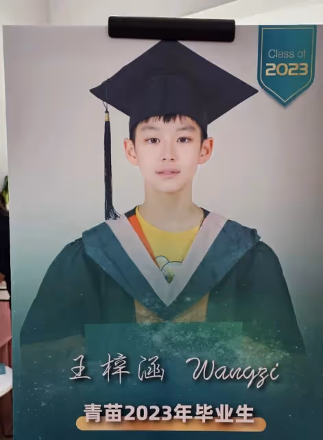 曹穎夫婦參加兒子小學畢業典禮,小王子顏值超高,一年學費近19萬
