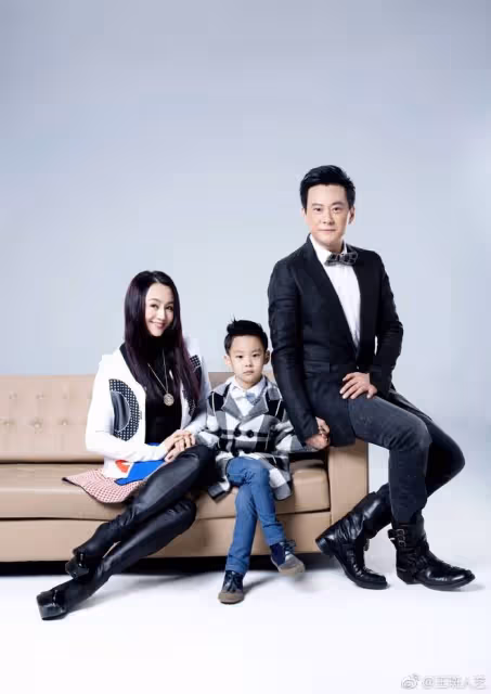 曹穎夫婦參加兒子小學畢業典禮,小王子顏值超高,一年學費近19萬