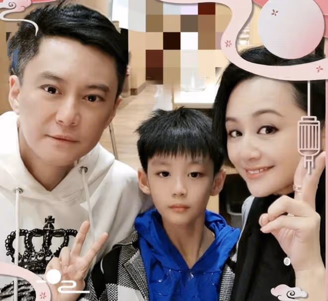 曹穎夫婦參加兒子小學畢業典禮,小王子顏值超高,一年學費近19萬