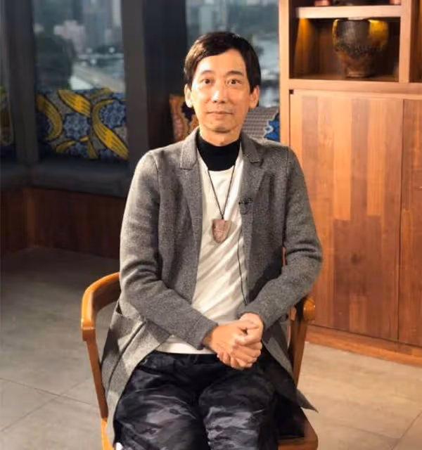 59歲知名港星被勸退休!瘦到脫相說話大舌頭,患癌化療後遺症多