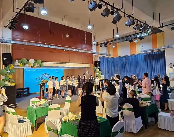 曹穎夫婦參加兒子畢業禮!12歲王子長成父母結合體,一年學費18萬