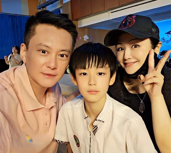 曹穎夫婦參加兒子畢業禮!12歲王子長成父母結合體,一年學費18萬