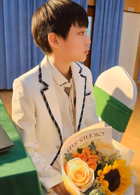 曹穎夫婦參加兒子畢業禮!12歲王子長成父母結合體,一年學費18萬