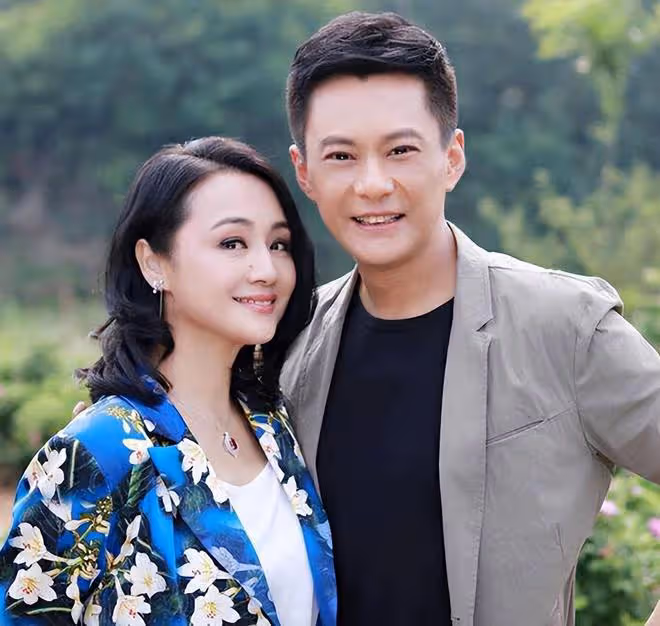 曹穎夫婦參加兒子畢業禮!12歲王子長成父母結合體,一年學費18萬