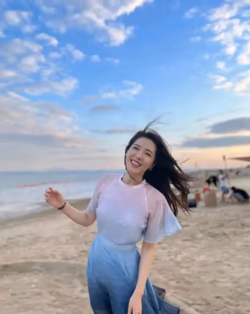 曾黎趙露思再度合作《偷偷藏不住》，兩人曬海邊美照，秀身材