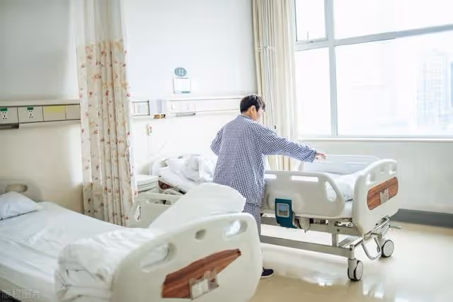 退休金5500,女兒送我進養老院,交出房子後,侄子請保姆照顧我