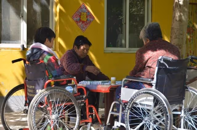退休金5500,女兒送我進養老院,交出房子後,侄子請保姆照顧我