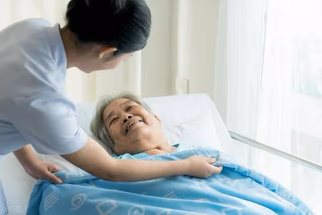 退休金5500,女兒送我進養老院,交出房子後,侄子請保姆照顧我