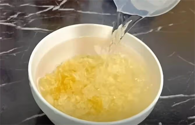 為何你煮的銀耳蓮子羹不出膠?教你一招,出鍋軟糯香甜,粘稠好喝