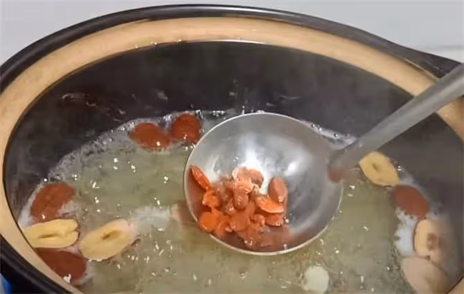 為何你煮的銀耳蓮子羹不出膠?教你一招,出鍋軟糯香甜,粘稠好喝