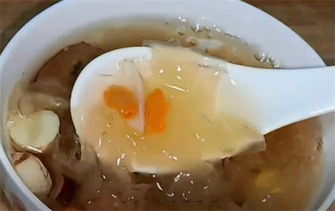 為何你煮的銀耳蓮子羹不出膠?教你一招,出鍋軟糯香甜,粘稠好喝