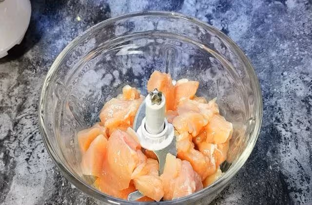 在家自製雞肉玉米腸,Q彈鮮嫩一點兒不柴,學會再也不用買了!