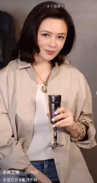 關之琳曬美照疑忘拉褲子拉鏈,談感情顯傷感,獨住億萬豪宅被催婚