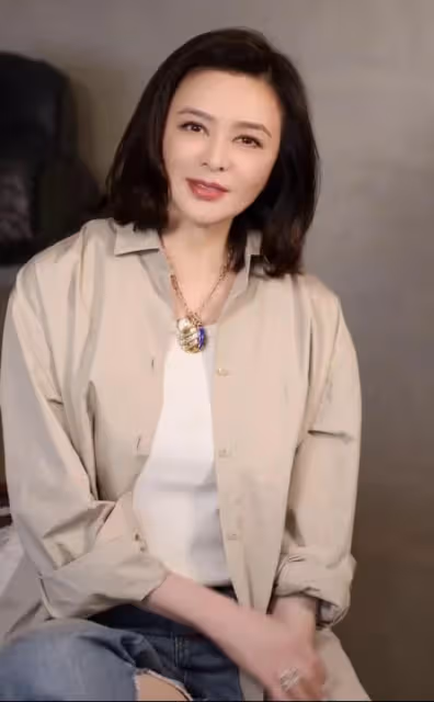 關之琳曬美照疑忘拉褲子拉鏈,談感情顯傷感,獨住億萬豪宅被催婚