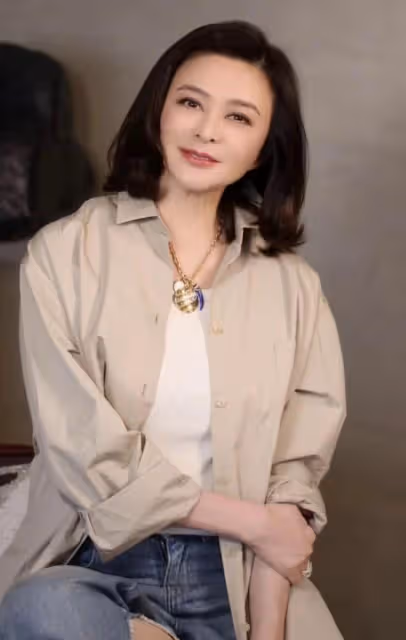 關之琳曬美照疑忘拉褲子拉鏈,談感情顯傷感,獨住億萬豪宅被催婚