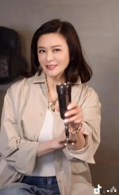 關之琳曬美照疑忘拉褲子拉鏈,談感情顯傷感,獨住億萬豪宅被催婚