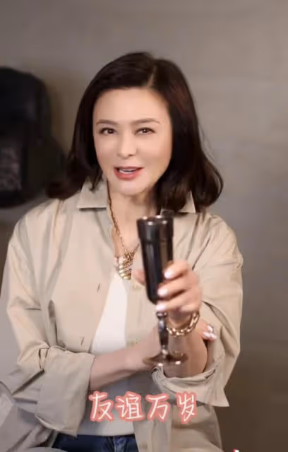 關之琳曬美照疑忘拉褲子拉鏈,談感情顯傷感,獨住億萬豪宅被催婚