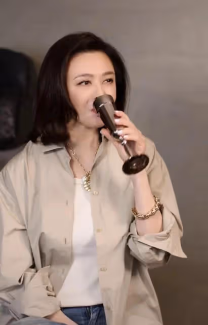 關之琳曬美照疑忘拉褲子拉鏈,談感情顯傷感,獨住億萬豪宅被催婚