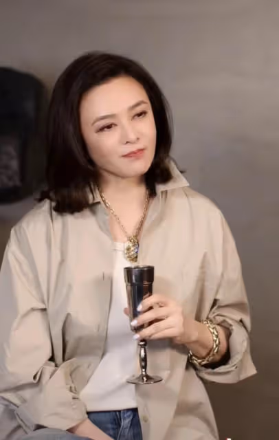 關之琳曬美照疑忘拉褲子拉鏈,談感情顯傷感,獨住億萬豪宅被催婚