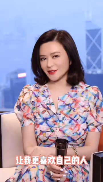 關之琳曬美照疑忘拉褲子拉鏈,談感情顯傷感,獨住億萬豪宅被催婚